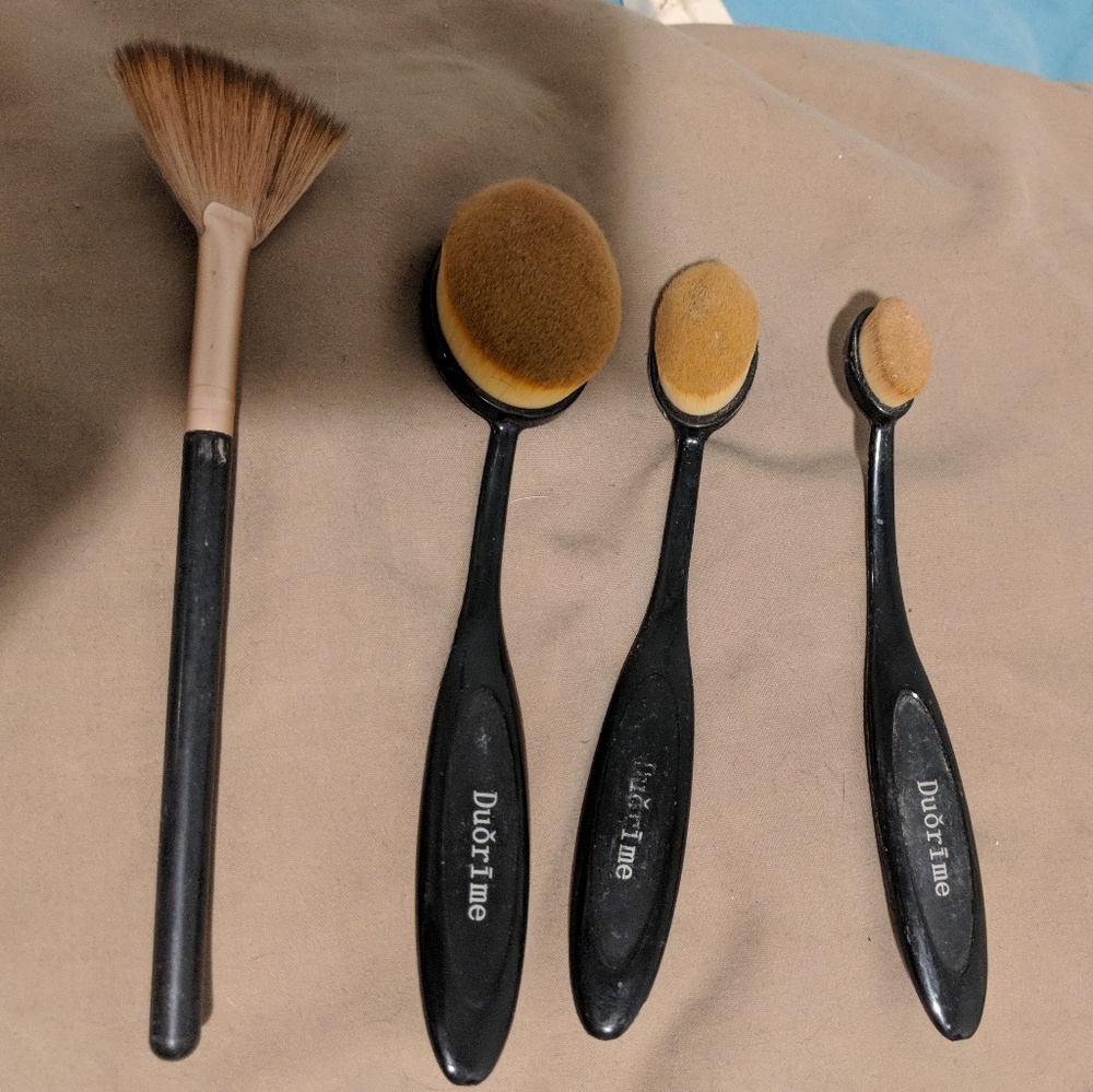 Makeup brushes